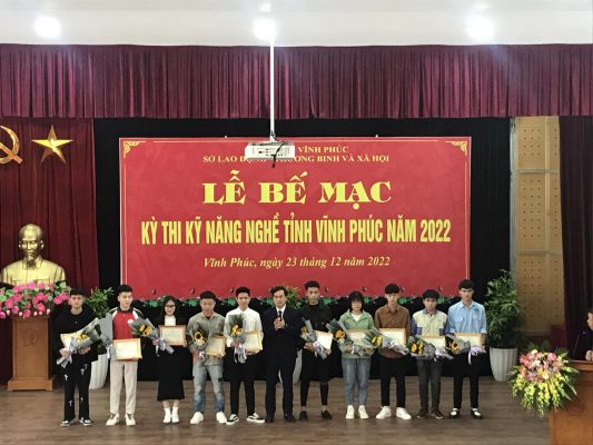 Sinh viên Nguyễn Văn Hải( thứ 3 từ phải sang) Nhận giải Nhất nghề lắp cáp mạng thông tin