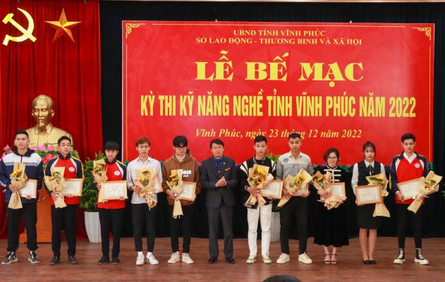 Sinh viên Tạ Văn Linh( thứ 5 từ phải sang) Nhận giải Nhì nghề Công nghệ web