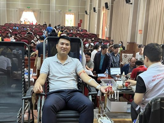 Thầy Vũ Bá Tòng tham gia hiến máu tình nguyện