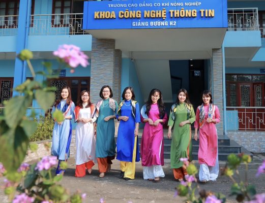 Ảnh tập thể " Ấn tượng" của các cô giáo khoa CNTT trong “Cuộc thi nét đẹp công sở - duyên dáng áo dài CAM”