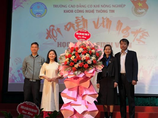 Ban Lãnh đạo khoa CNTT tặng hoa chúc mừng hội diễn